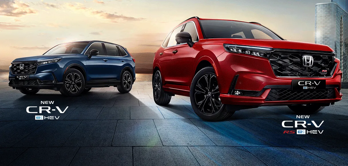 Eksterior depan Honda CR-V warna putih yang modern dan sporty, terparkir di lanskap perkotaan.